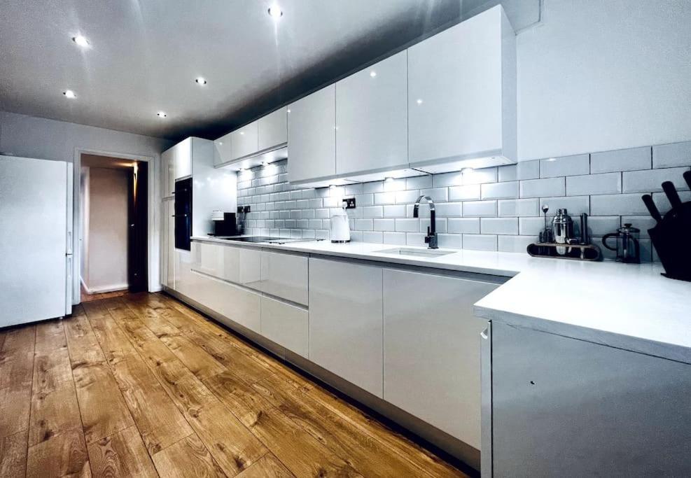 Entire Modern House In Tamworth - 2 Double Beds + Free Parking Villa ภายนอก รูปภาพ