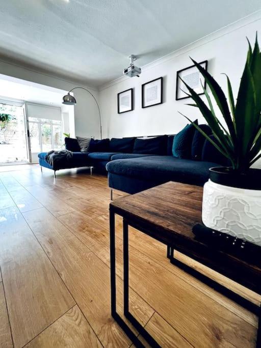 Entire Modern House In Tamworth - 2 Double Beds + Free Parking Villa ภายนอก รูปภาพ