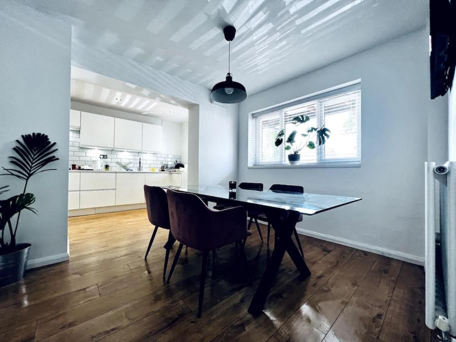 Entire Modern House In Tamworth - 2 Double Beds + Free Parking Villa ภายนอก รูปภาพ